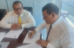 Dhaalu atoll Meedhoo MP Ahmed Siyam signs the no-confidence motion on Parliament Speaker Nasheed