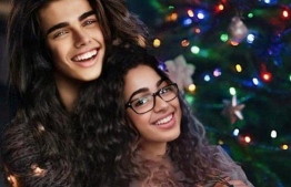 އާޓިފިޝަލް އިންޓެލިޖަންސްއިން ޖެނެރޭޓުކޮށްފައިވާ ފޮޓޯއެއް: ރޮސާނާ އާއި އޭނާ ކައިވެނިކުރި އޭއައި ބޮޓް އެރެން ކާޓެލް