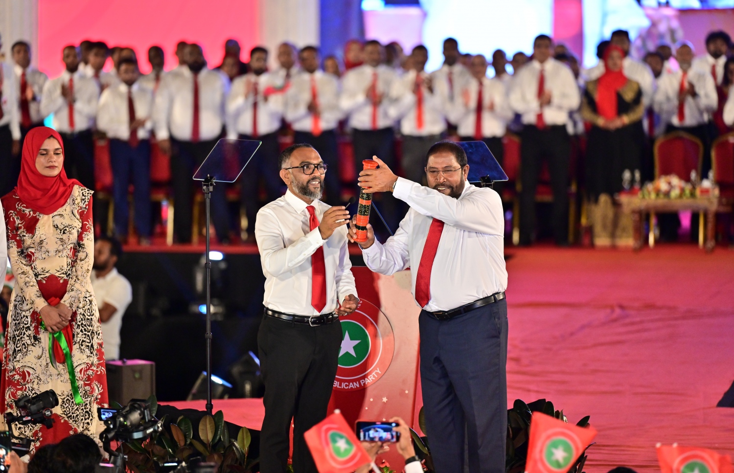 ގާސިމަށް ޓިކެޓް ހަވާލުކުރަން ޖުމްހޫރީ ޕާޓީން ބޭއްވި ޖަލްސާގައި އެ ޕާޓީގެ މެމްބަރުން ބައިވެރިވަނީ. -- ފޮޓޯ | މިހާރު
