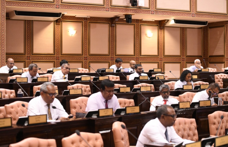 ހަޅޭކާއި އަވަގުރާނައިގެ ތެރޭގައި މަޖިލިސް ހުއްޓުވާލައިފި