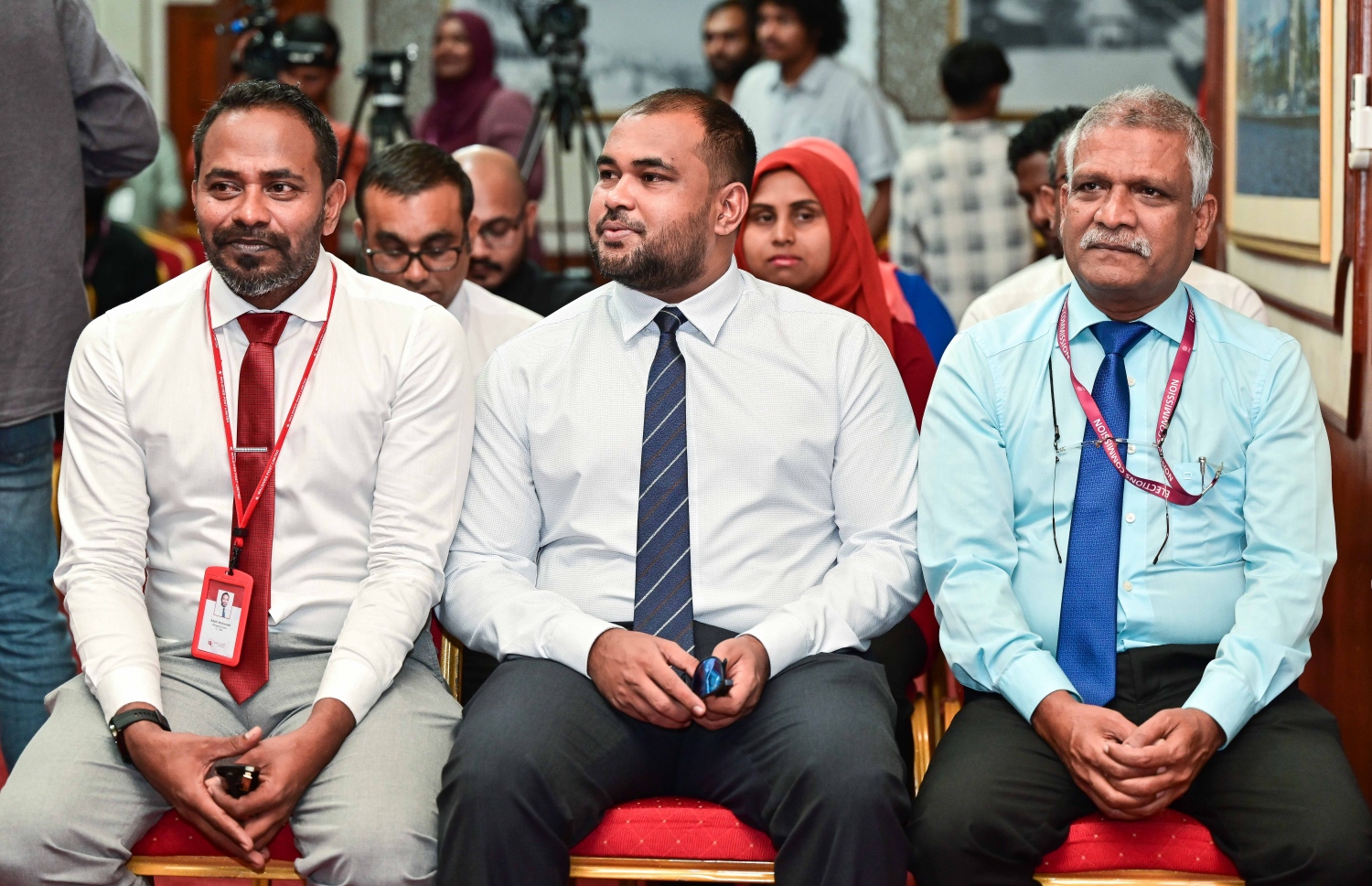 އީސީގެ މެމްބަރު މުހައްމަދު އާސިފް (ކ) އަދި އަލީ ނަޝާތު (މ): ޑިމޮކްރެޓްސް އުފެއްދުމުގެ ހުއްދަ ނުދޭން ވޯޓު ދެއްވީ އެ ދެ ބޭފުޅުން.-- ފޮޓޯ: ފަޔާޒް މޫސާ | މިހާރު