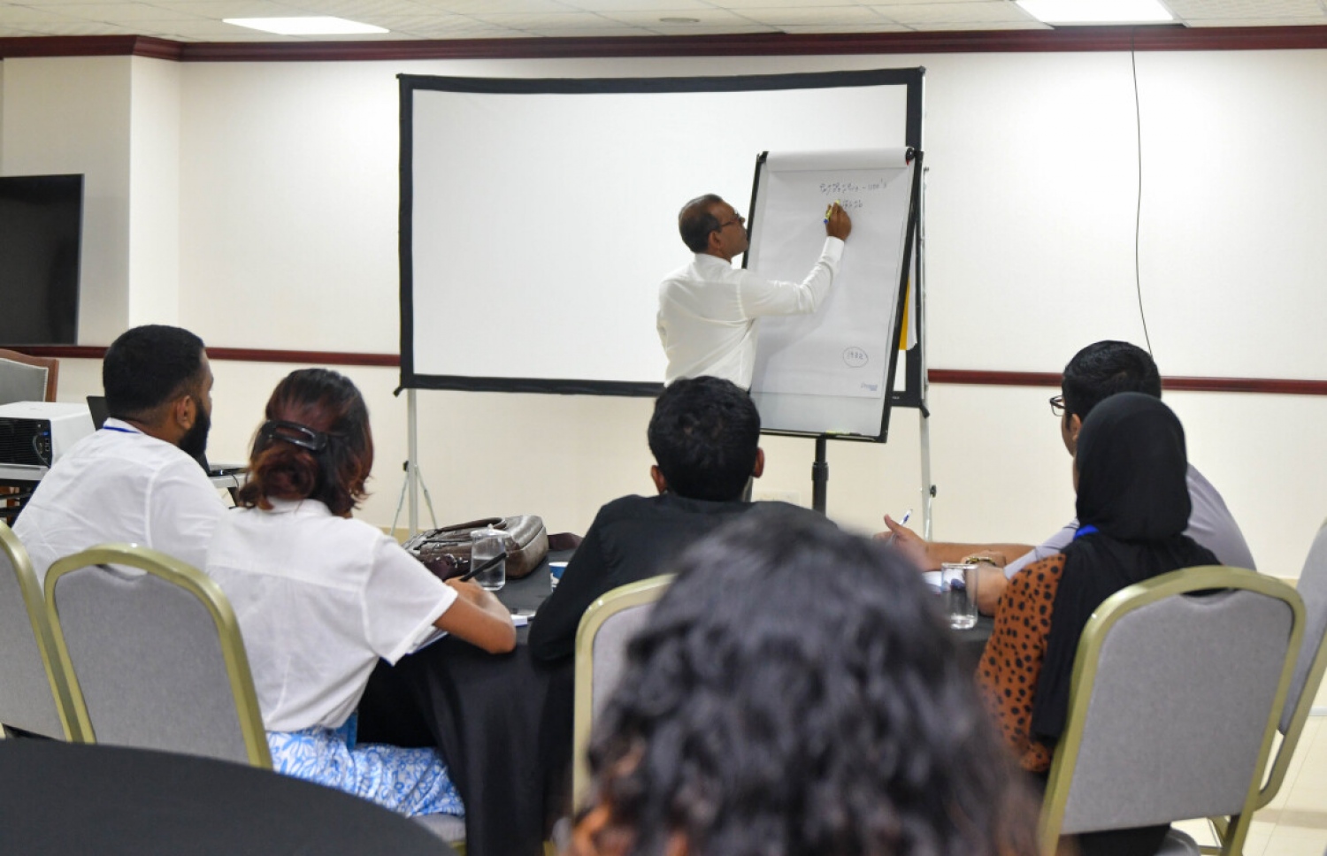 މަޖިލީހުގެ ރައީސް މުހައްމަދު ނަޝީދު، "ޕްރެކްޓިސް ޕާލަމެންޓް ފޯ ޔޫތް" 2023ގެ ފުރަތަމަ ބެޗްގެ ބައިވެރިންނަށް ފިލާވަޅު ނަގައިދެއްވަނީ. -ފޮޓޯ: މަޖިލީހުގެ އިދާރާ