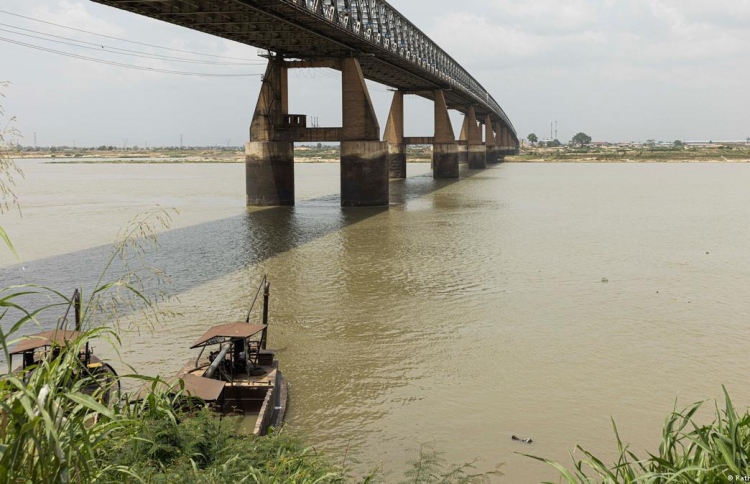 ނައިޖީރިއާގައި ބޯޓެއް ބަންޑުންޖަހާލައި 100 މަރު