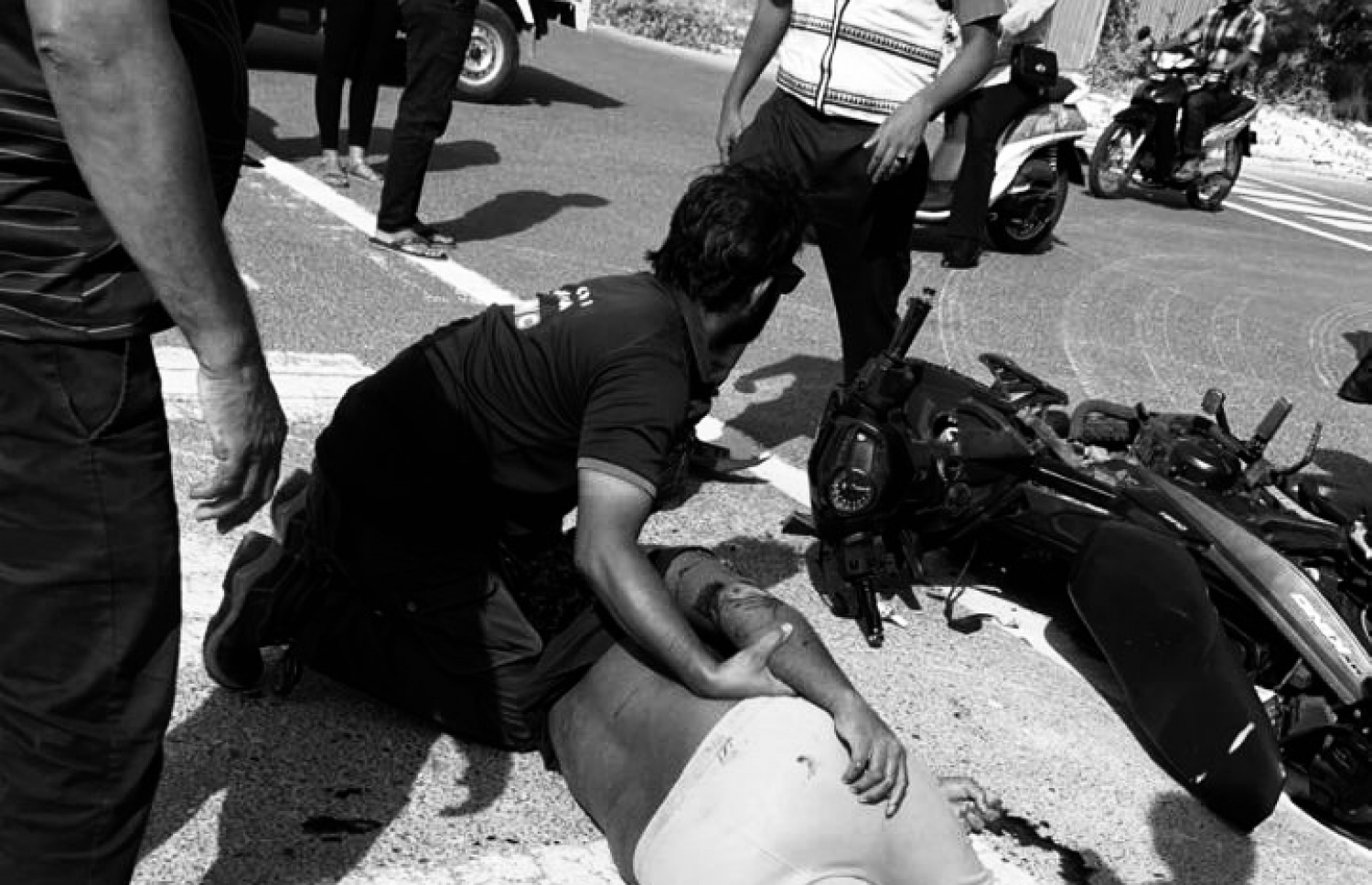 އެކްސިޑެންޓެއްގައި އަނިޔާވި މީހަކަށް މީހަކު އެހީވަނީ --- ފޮޓޯ/އެކްސިޑެންޓް އެމްވީ