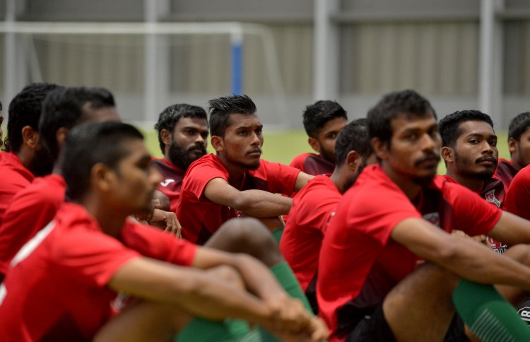 ފްލައިޓް ކެންސަލްވުމުން ލަންކާގައި ޓީމުން ކޭމްޕްކޮށްފި