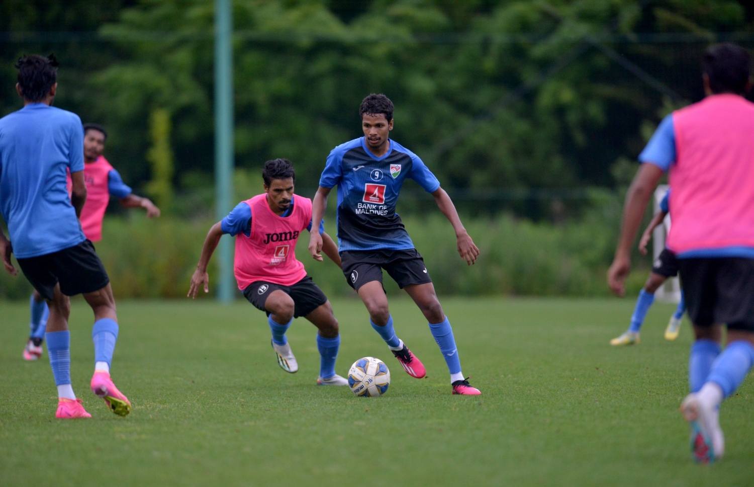 ޖާޕާންގައި ގައުމީ ޓީމުން ކުރިއަށް ގެންދިޔަ ޓްރޭނިން ސެޝަނެއްގެ ތެރެއިން: ޓީމު ބެންގަލޫރަށް ދާނީ މާދަމާ --- ފައިލް ފޮޓޯ: އެފްއޭއެމް