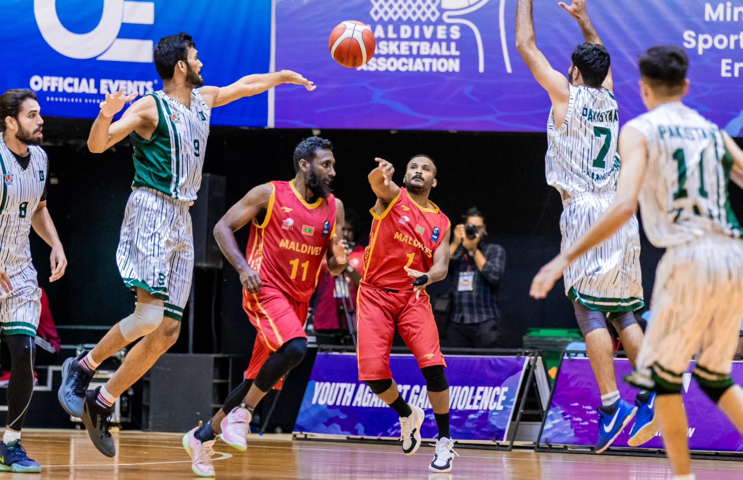 ޕާކިސްތާނާއި ރާއްޖޭގެ މެޗު: އެ މެޗުން ބަލިވީ ދިވެހި ކުޅުންތެރިންނަށް ފަހުވަގުތު ހެދުނު ގޯހަކުން --- ފޮޓޯ: ޔޫތު މިނިސްޓަރީ