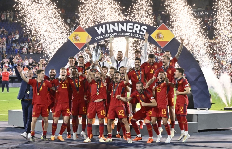 11 އަހަރަށްފަހު ސްޕެއިން ޔޫރަޕްގެ ފުޓްބޯޅައިގެ އުހަށް