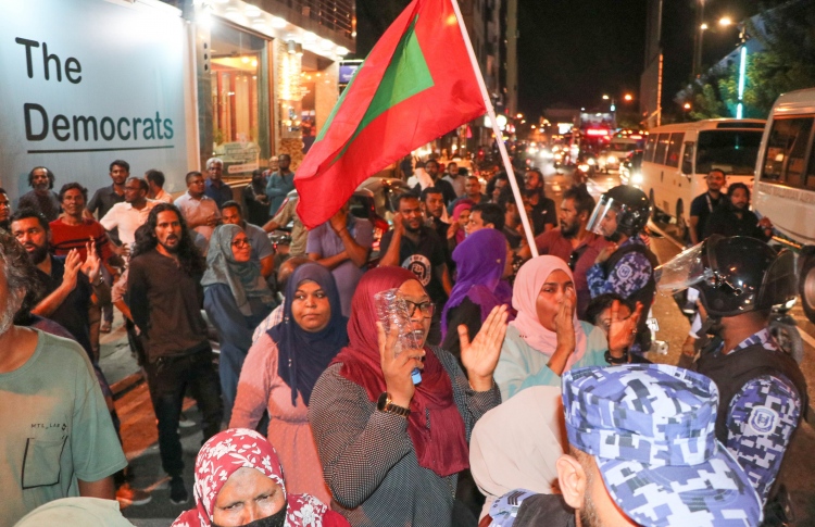 ޕީޕީއެމާއި ޑިމޮކްރެޓްސް އެކުގައި މުޒާހަރާއަށް!