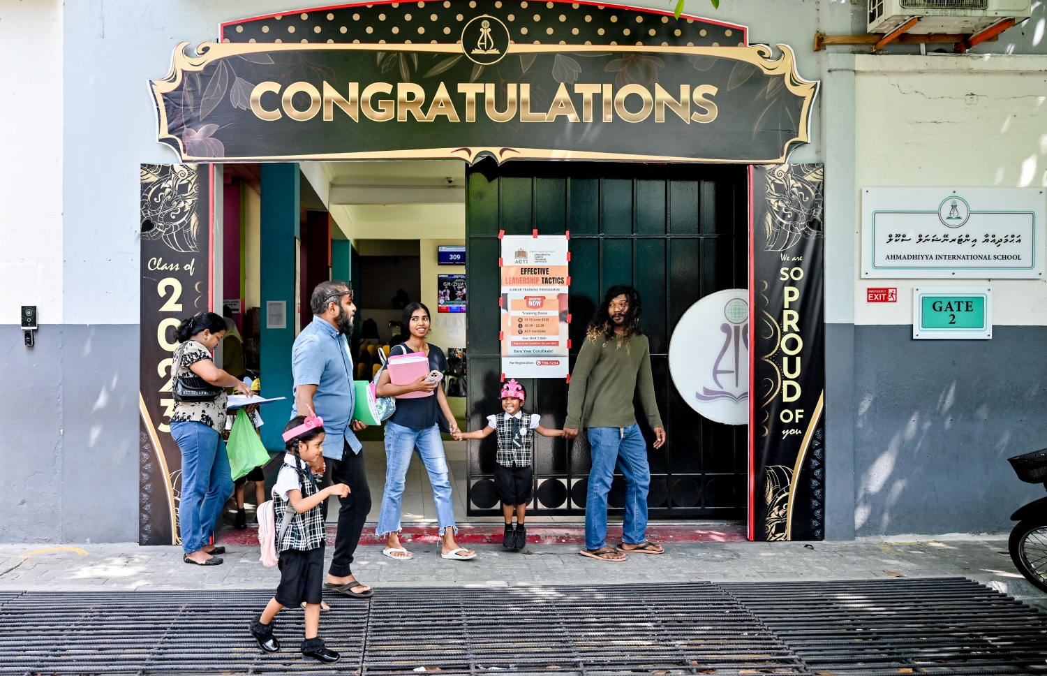 ރިޕޯޓު ފޮތާއެކު، ދަރިވަރުންތަކެއް ބެލެނިވެރިންނާއެކު ސްކޫލުން ނުކުމެގެން ދަނީ.-- ފޮޓޯ: މިހާރު