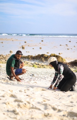 Inaan conducting a survey in Gaadhoo -- Photo: ORP