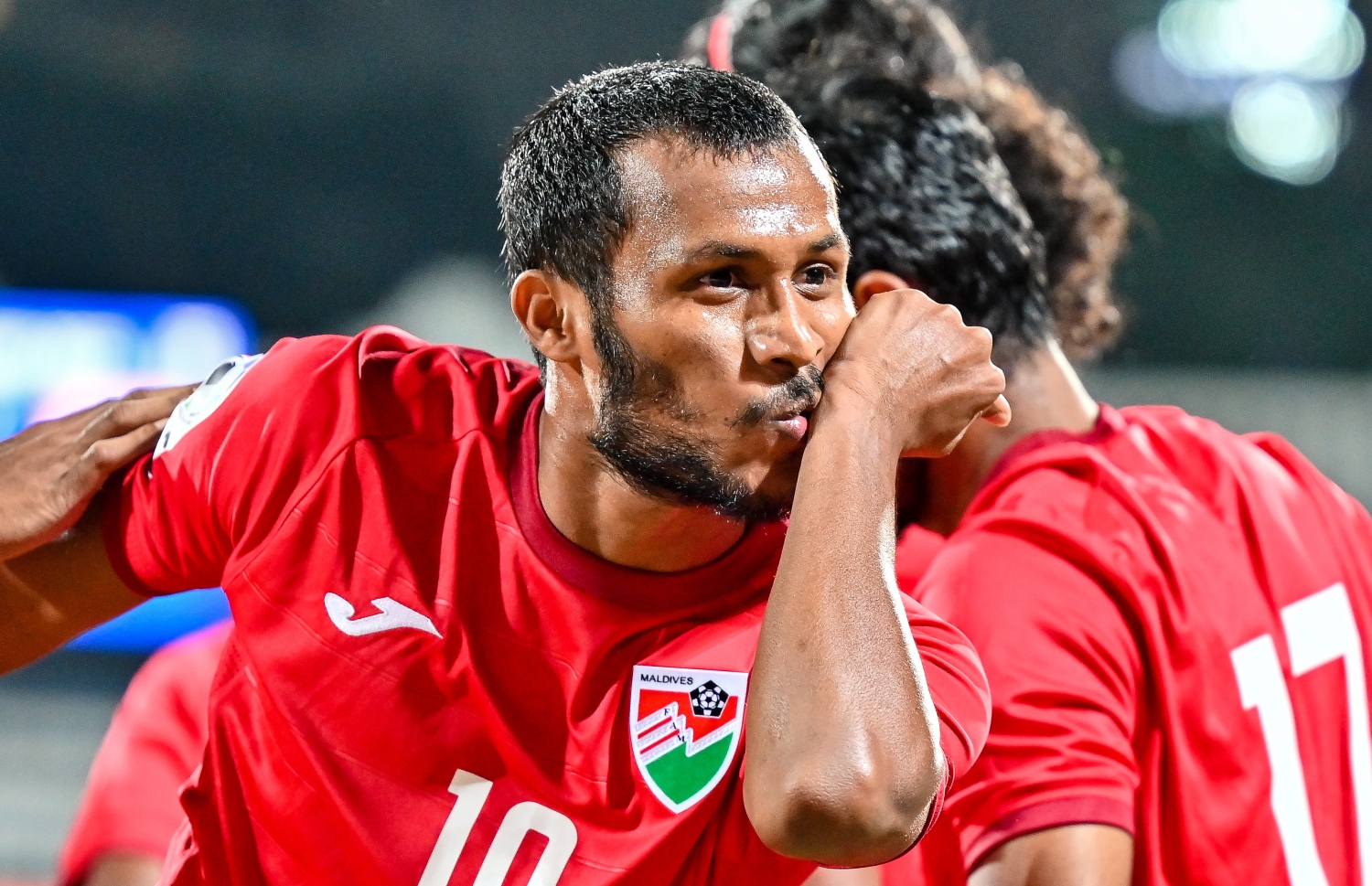 ބޫޓާން ކޮޅަށް ރާއްޖޭގެ ފުރަތަމަ ގޯލް ކާމިޔާބުކުރުމަށްގަހު ހަމްޒާ މުހައްމަދު (ހަމްޕް) އުފާފާޅުކުރަނީ: މި މެޗު ބޫޓާން ކޮޅަށް ރާއްޖެއިން ވަނީ 2 ގޯލް ޖަހާފަ -- ފޮޓޯ: ފަޔާޒު މޫސާ | މިހާރު