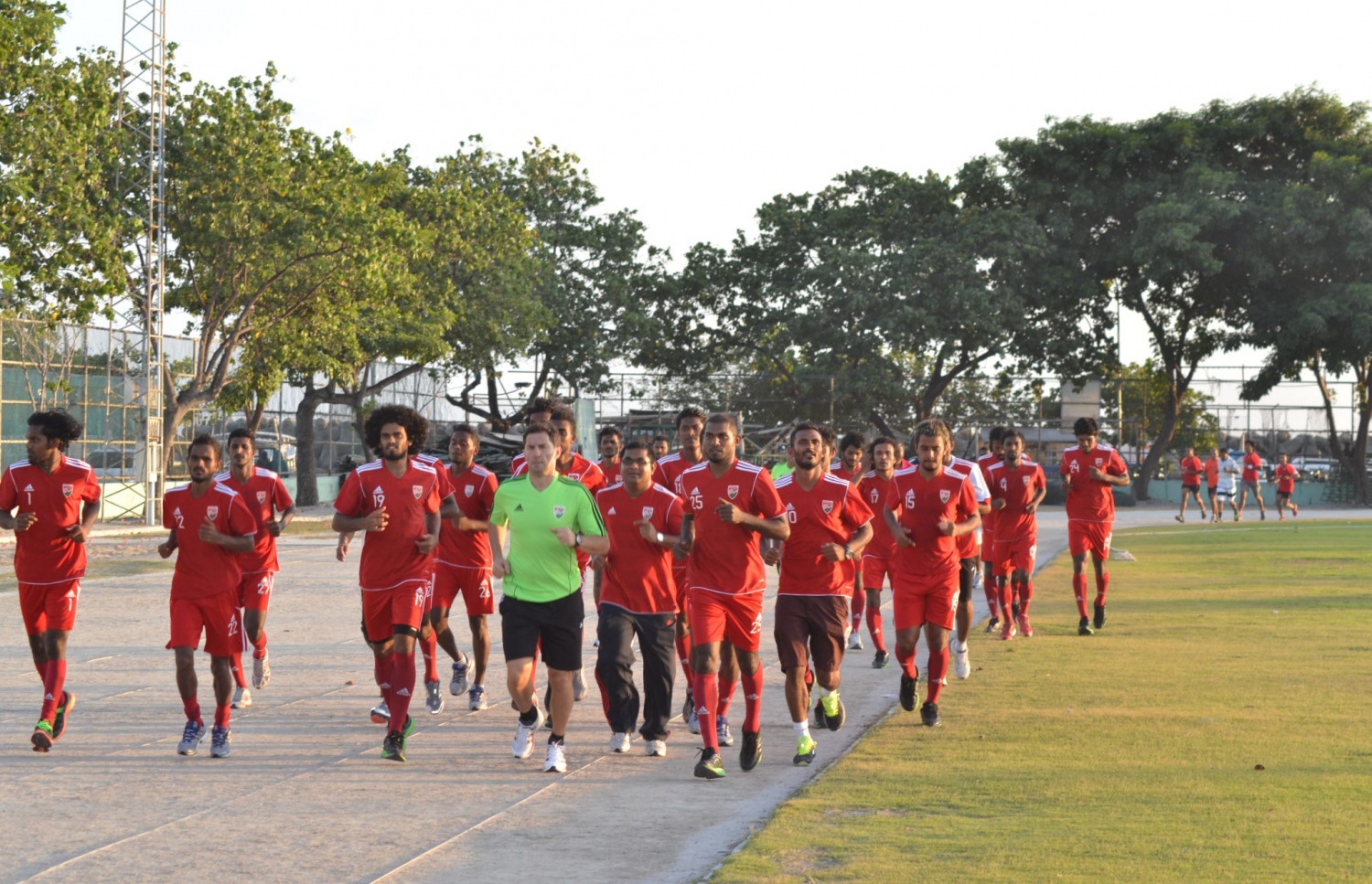 އުރުބާނީގެ ޓްރޭނިން ސެޝަނެއްގައި ގައުމީ ޓީމު ވޯމްއަޕް ކުރަނީ: އޭނާ އަކީ ރާއްޖެ އައި އެންމެ މޮޅު ޓްރޭނަރުކަމަށް ކުރީގެ ކުޅުންތެރިން ބުނޭ