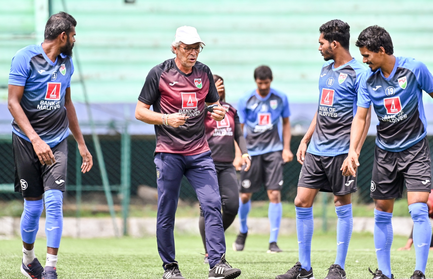 ގައުމީ ޓީމުގެ މިހާރުގެ ކޯޗު މޮރިއޭރޯ ޓީމުގެ ޓްރޭނިން ކޭމްޕްގައި ވަގުތު ލިބުނު އިރު ވެސް އޭނާގެ ތައްޔާރީތަކުގައި މައްސަލަ އުޅޭކަމަށް ތަޖުރިބާކާރުން ބުނޭ --- ފޮޓޯ: ފަޔާޒު މޫސާ | މިހާރު