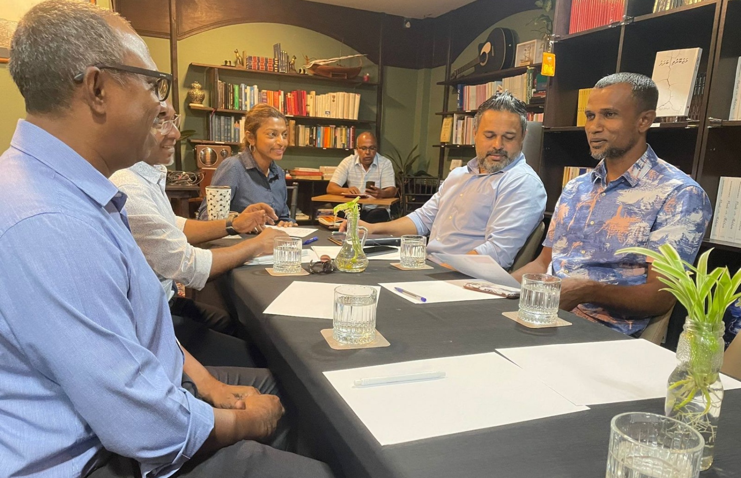 ދަ ޑިމޮކްރެޓްސް އާއި ޕީޕީއެމް-ޕީއެންސީން މަޝްވަރާ ބައްދަލުވުމުގައި.