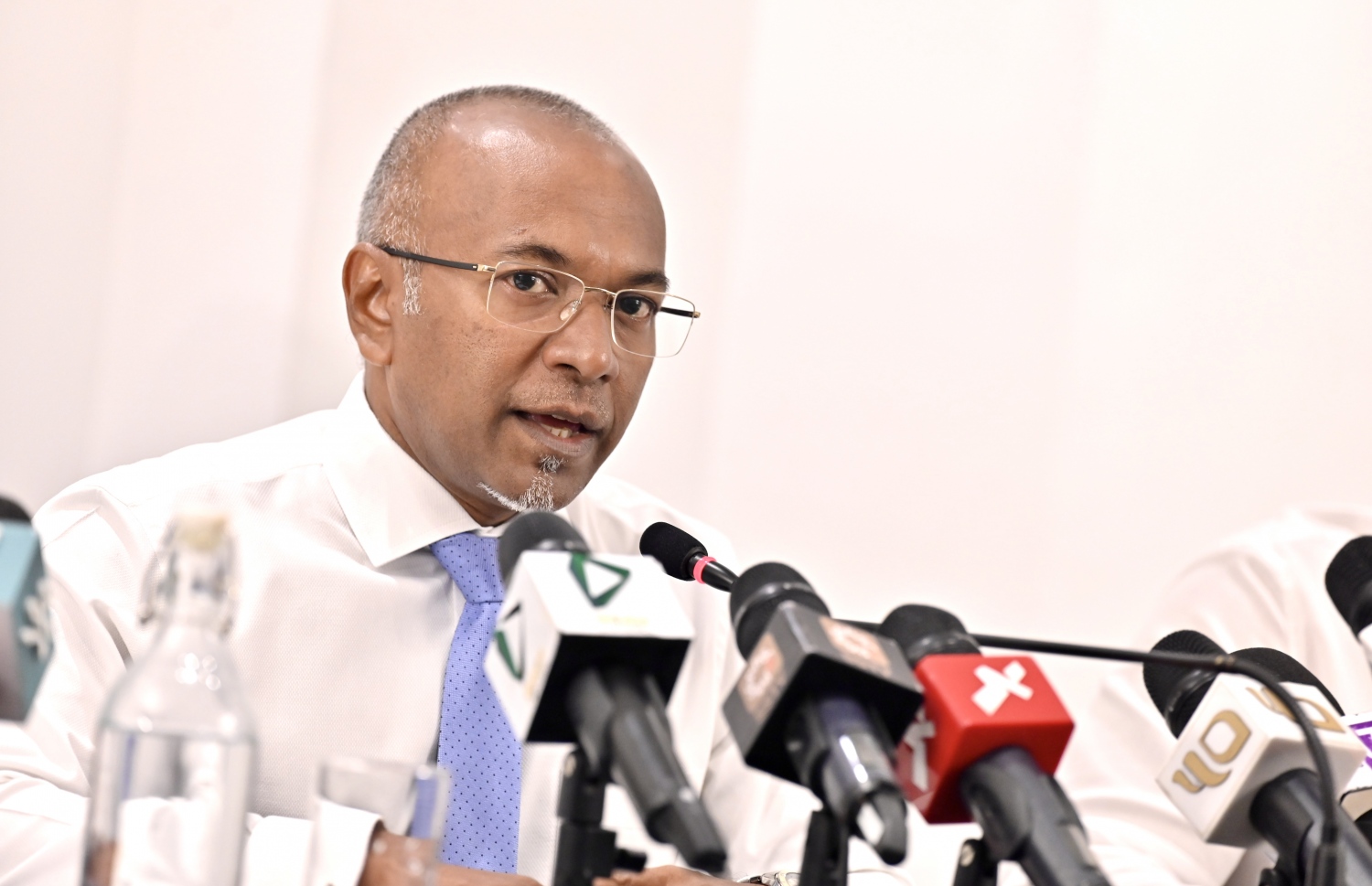 އިފިކޮޅުން ބޭއްވި ޕްރެސްގައި ހަސަން ލަތީފް ވާހަކަ ދައްކަވަނީ. -ފޮޓޯ: މިހާރު