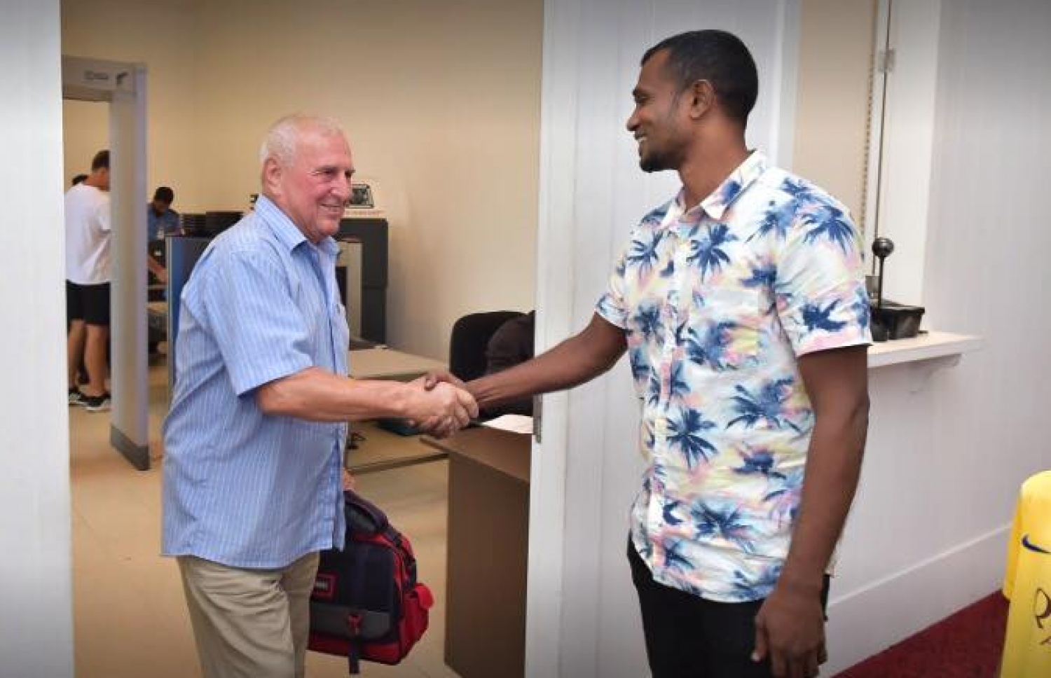 ސާފް ޗެމްޕިއަންޝިޕް ރާއްޖެ އަށް ހޯދައިދިން ކޯޗު ޔަންކޭ (ވ) ރާއްޖެ އަށް ކުރި އިހުތިރާމްގެ ދަތުރުގައި އެއާޕޯޓުން އޭނާ އަށް ތޯރިގް (ކ) މަރުހަބާ ވިދާޅުވަނީ --- ފޮޓޯ: