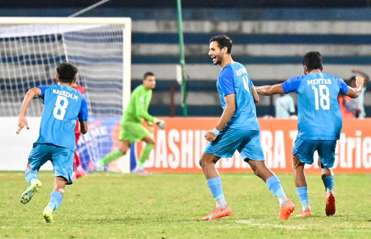 ސާފްގެ ޝަރަފް ދަމަހައްޓަން އިންޑިއާ ފައިނަލަށް