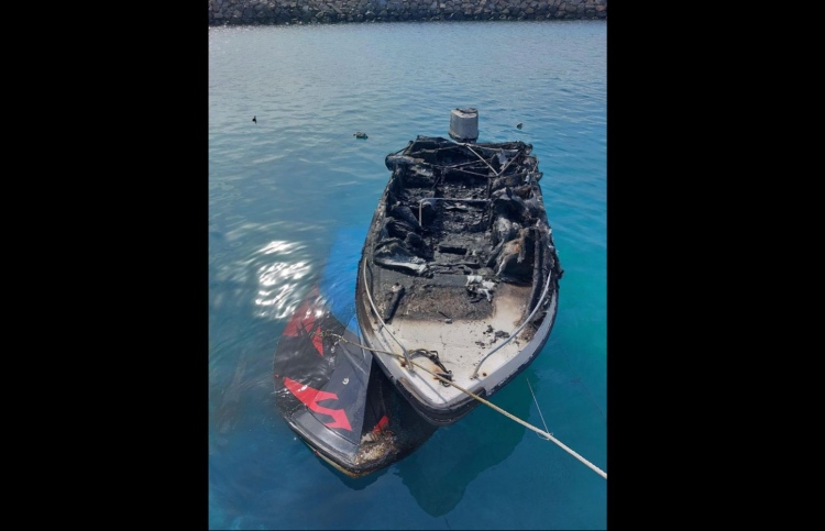 ނައިފަރު ބަނދަރުގައި އޮތް ތިން ލޯންޗެއް އަނދައިފި