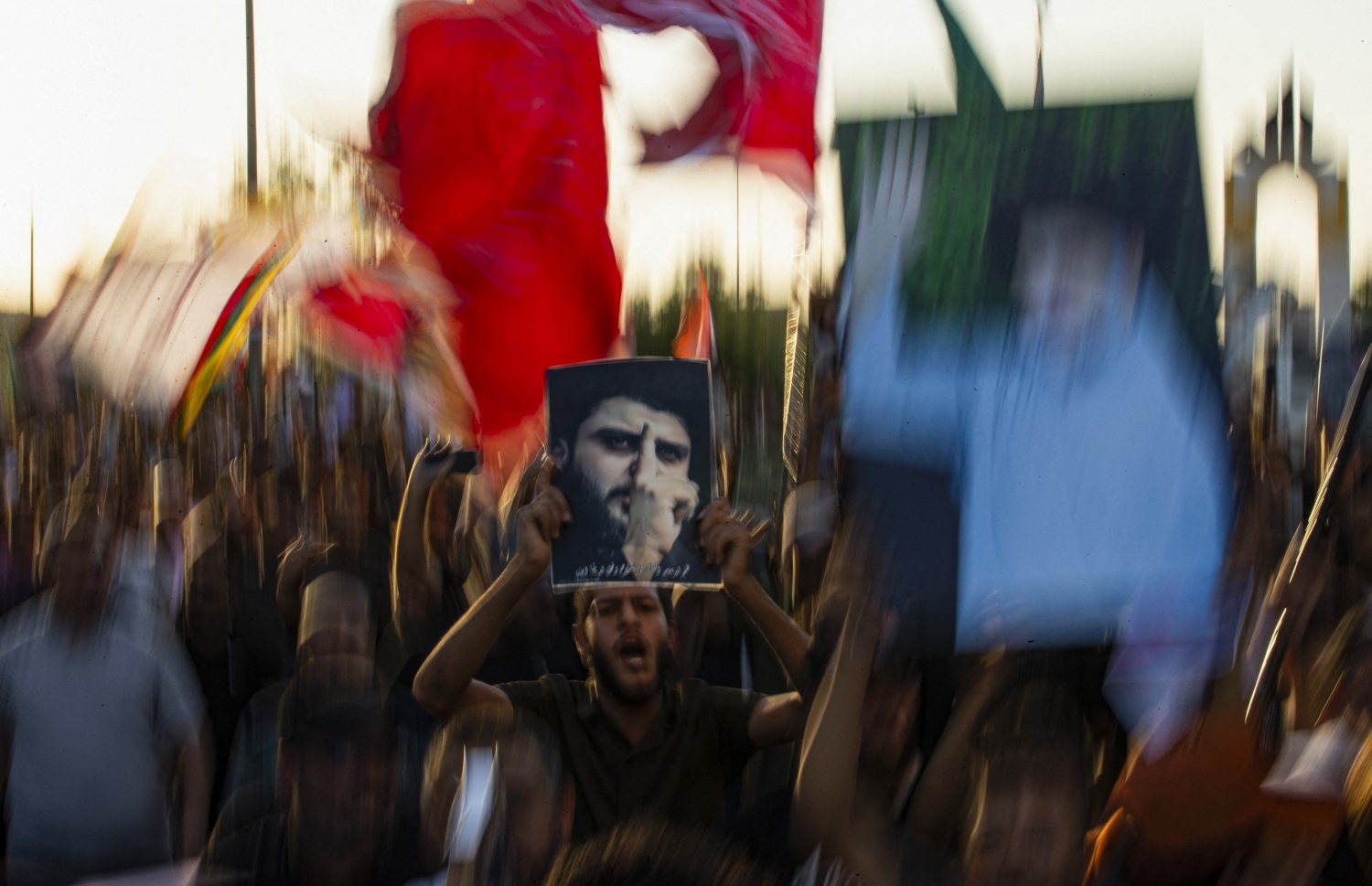 ސްވިޑްންގައި ގުރުއާން އެންދި މައްސަލައާ ގުޅިގެން އިރާގުގައި މުޒާހަރާ ކުރަނީ: ގުރުއާން އެންދުމާ ދެކޮޅަށް މުސްލިމުން ތެދުވާން ޖެހޭ ކަމަށް ސައުދީން ބުނޭ -- ފޮޓޯ: އޭއެފްޕީ