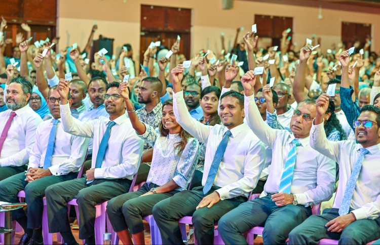 ޑިމޮކްރެޓުން ލާން ކޮމިޓީތައް އަލުން އެކުލަވާލަނީ؟