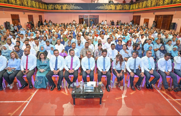 މާޒީ ދޫކޮށް، ޑިމޮކްރެޓްސް އަށް ދެން ވާނީި ކިހިނެއް؟