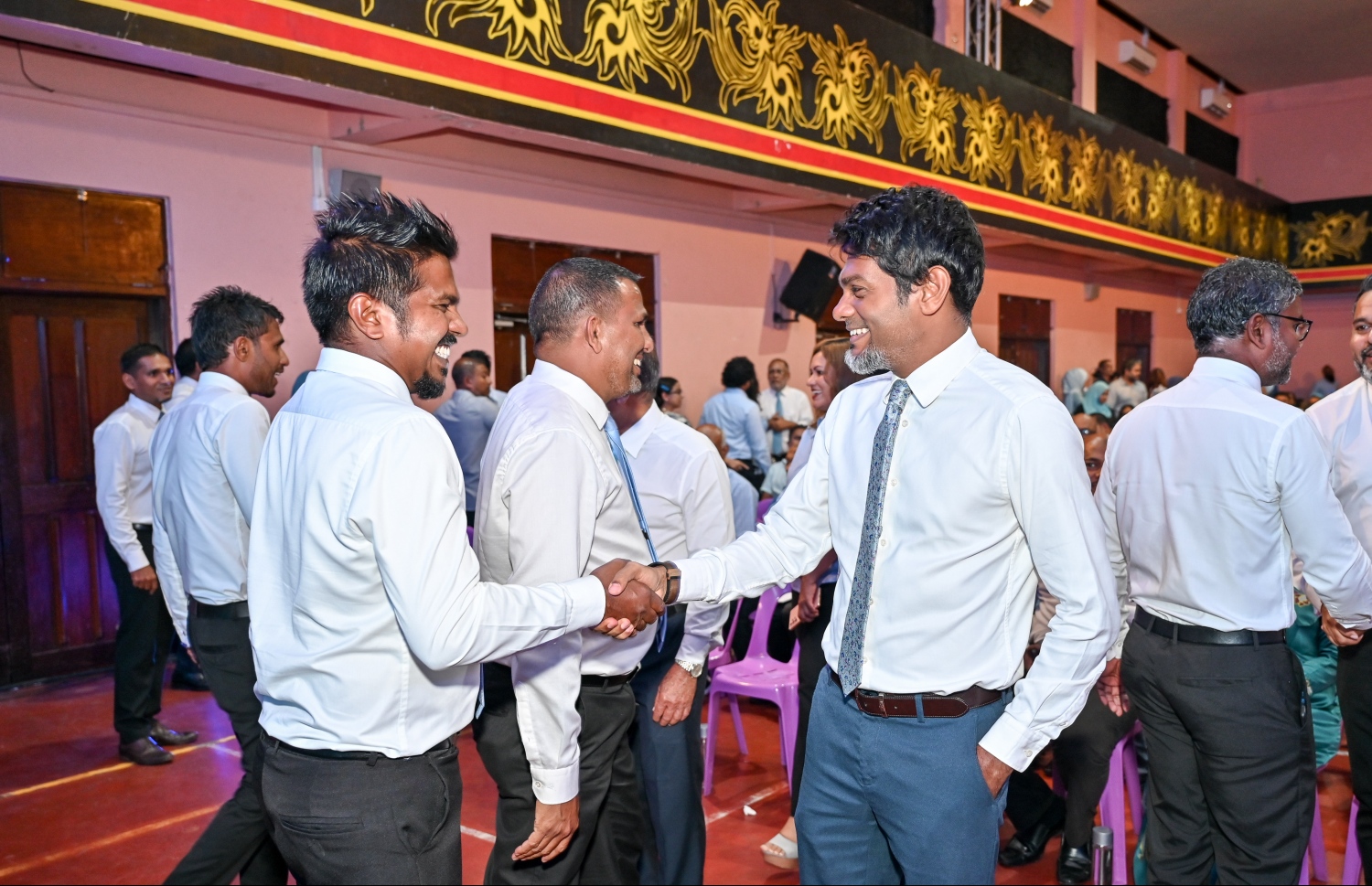 ޑިމޮކްރެޓްސް އިން ކުރިން ބޭއްވި ޖަލްސާއެއްގައި އަމްރު މީހަކާ ސަލާންކުރައްވަނީ.-- ފޮޓޯ: ނިޝާން އަލީ | މިހާރު