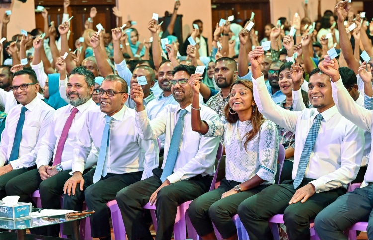 މަޖިލީހުން ބޭރުކުރި ޑިމޮކްރެޓްސްއަށް ބަނަ ކުރިމަގެއް؟