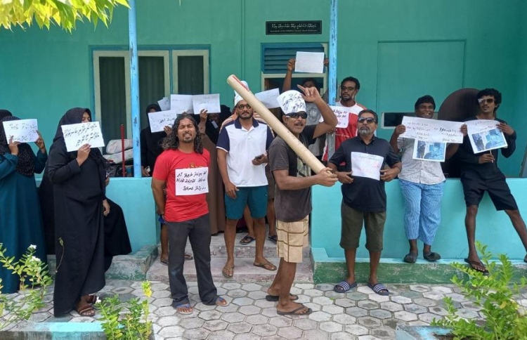 ދިއްދޫ މީހުން ކައުންސިލްގެ އިދާރާގައި އިހުތިޖާޖުކުރަނީ