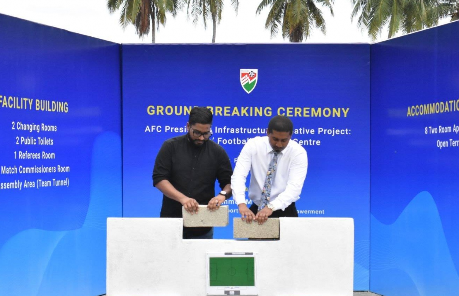 ސްޕޯޓްސް މިނިސްޓަރު އަހްމަދު މަހްލޫފް އާއި އެފްއޭއެމްގެ ރައީސް ބައްސާމް، ދަނޑެއްގެ ބިންގާ އަޅުއްވައި ދެއްވަނީޅ އެފްއޭއެމްގެ އެންމެ ބޮޑު ސްޕޮންސަރަކީ ސަރުކާރު