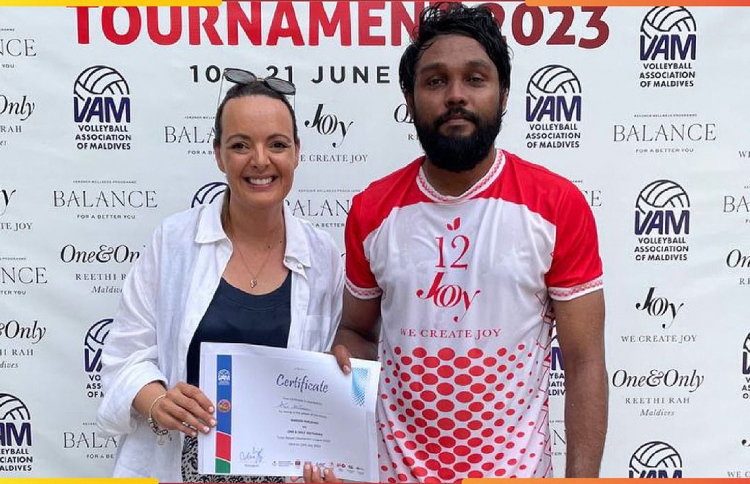 ޗެމްޕިއަން ބަނޑޮސް އަތުން ރީތި ރަށަށް ފުރިހަމަ މޮޅެއް