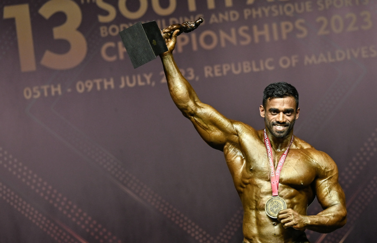 މިސްޓަ މޯލްޑިވްސްގެ ދެ ކިޑްނީ ފެއިލްވެ ފަރުވާ ހޯދަނީ