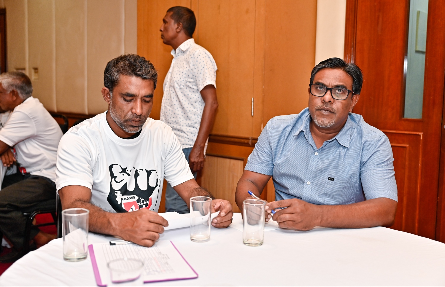 "ސޭވް އެފްއޭއެމް" ކެމްޕޭނުގެ ބައްދަލުވުމުގައި އަންވަރު (ކ): އޭނާ ވިދާޅުވީ ކްލަބްތަކަށް ފައިސާ ދިން އިރު މާލޭގެ ކްލަބްތަކާއި އަތޮޅުތަކުގެ ކްލަބްތައް އެފްއޭއެމުން ތަފާތު ކުރި ކަމަށް  --- ފޮޓޯ: ނިޝާން އަލީ | މިހާރު