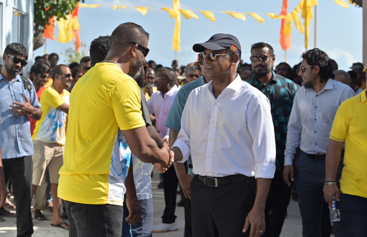 ރައީސް އިބްރާހިމް މުހައްމަދު ސޯލިހު ސަޕޯޓަރުންނާ ސަލާމް ކުރައްވަނީ-- ފޮޓޯ: އެމްޑީޕީ