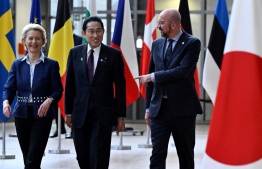 (L/R): European Commission President Ursula von der Leyen, Japan's Prime Minister Fumio Kishida and European Council President Charles Michel arrive for the 29th EU-Japan Summit at The European Union Building in Brussels on July 13, 2023. -- Photo: John Thys / AFP