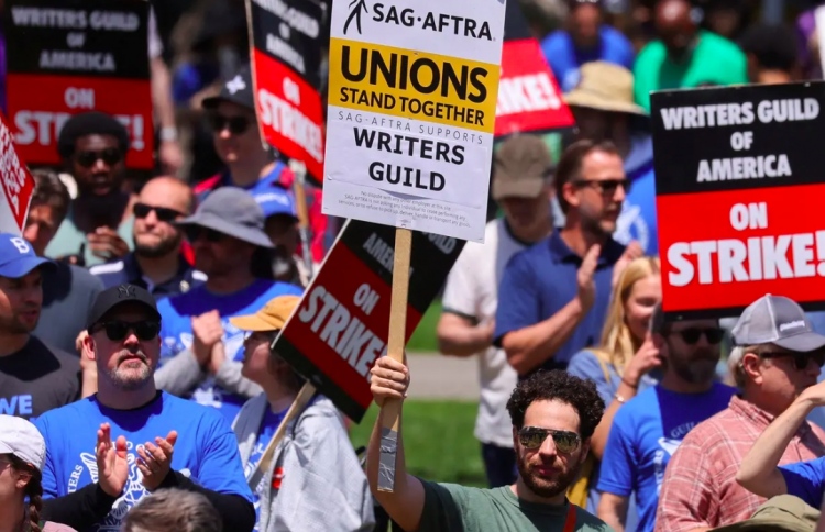 ބޮޑު ހަޅުތާލެއް ފަށައި ހޮލީވުޑްގައި މަރުތަޅު އަޅުވައިފި