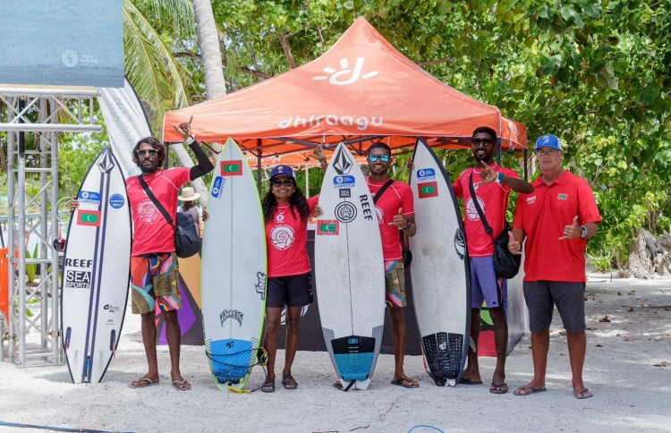 އަލޯހާ ކަޕްގައި ވާދަކުރި ރާއްޖެ ޓީމްގެ އެތުލީޓުން، ކޯޗު ކްލައިޑް މާޓިން އާއެކު.-- ފޮޓޯ: ޔޫތު މިނިސްޓްރީ