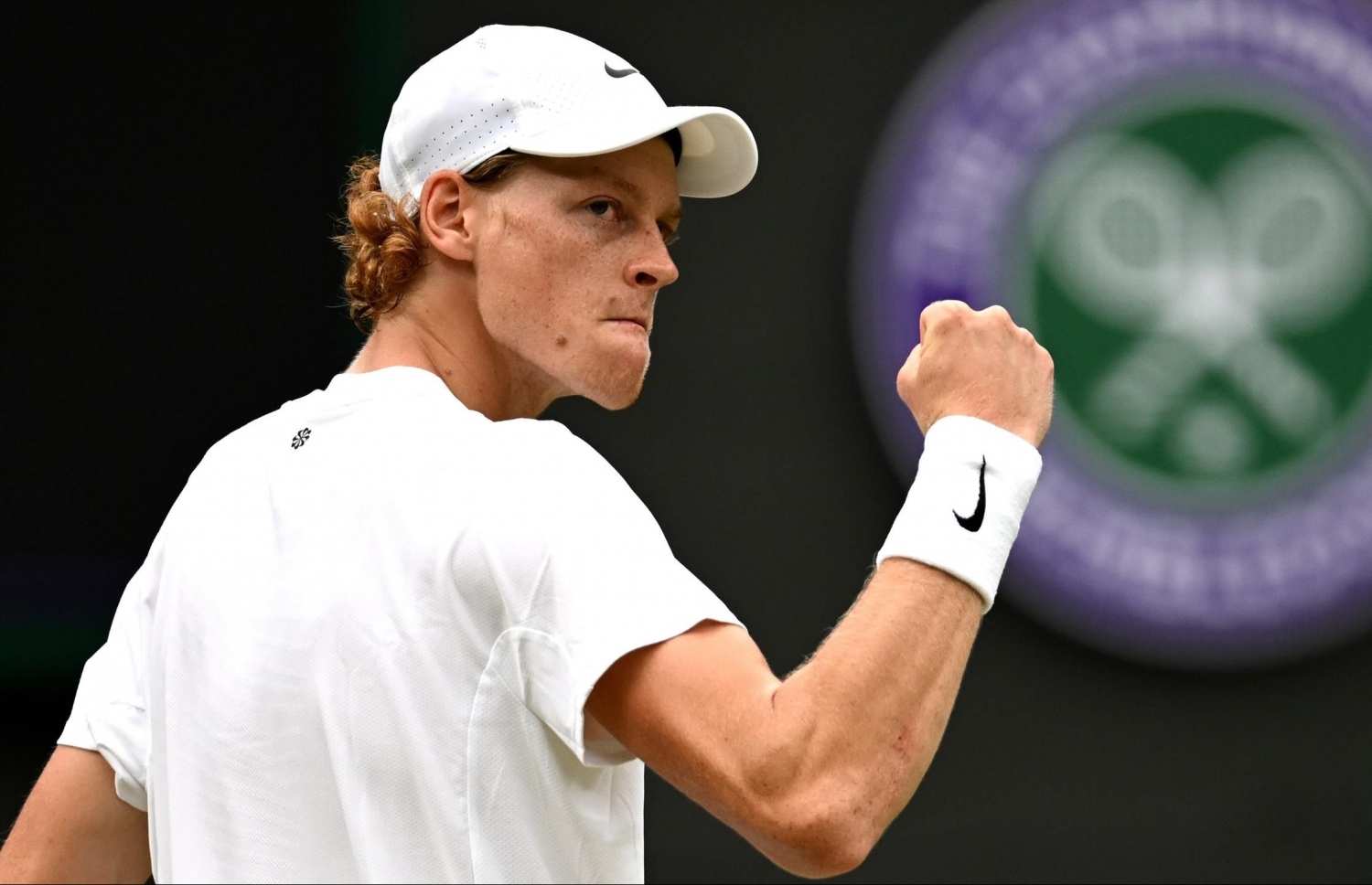 ވިމްބެލްޑަން މެޗެއްގެ ތެރެއިން 21 އަހަރުގެ ސިނާ. އުމުރުގެ ގޮތުން ޖޮކޮވިޗަށް ވުރެ 14 އަހަރު ހަގު