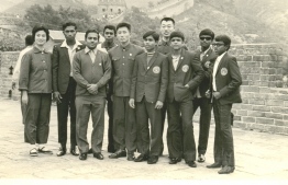 The first Maldivian team who participated in an international tournament, posing for a photo with Chinese officials