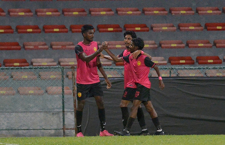 އީގަލްސް ތަފާތު ފޯމެއްގައި، ޔޫވީ އަށް ފުރަތަމަ މޮޅު