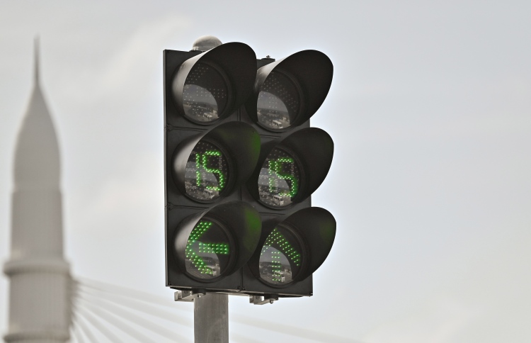 ބްރިޖުގެ ޓްރެފިކް ލައިޓްތައް ބަދަލުކޮށް ބޭނުންކުރަން ފަށައިފި