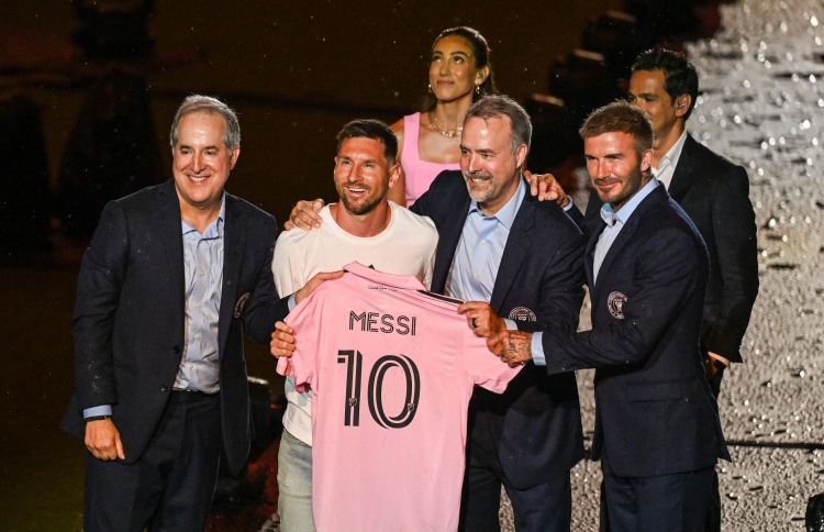 ފުރިފައި އޮތް ސްޓޭޑިއަމްގައި މެސީއަށް ހޫނު މަރުހަބާއެއް