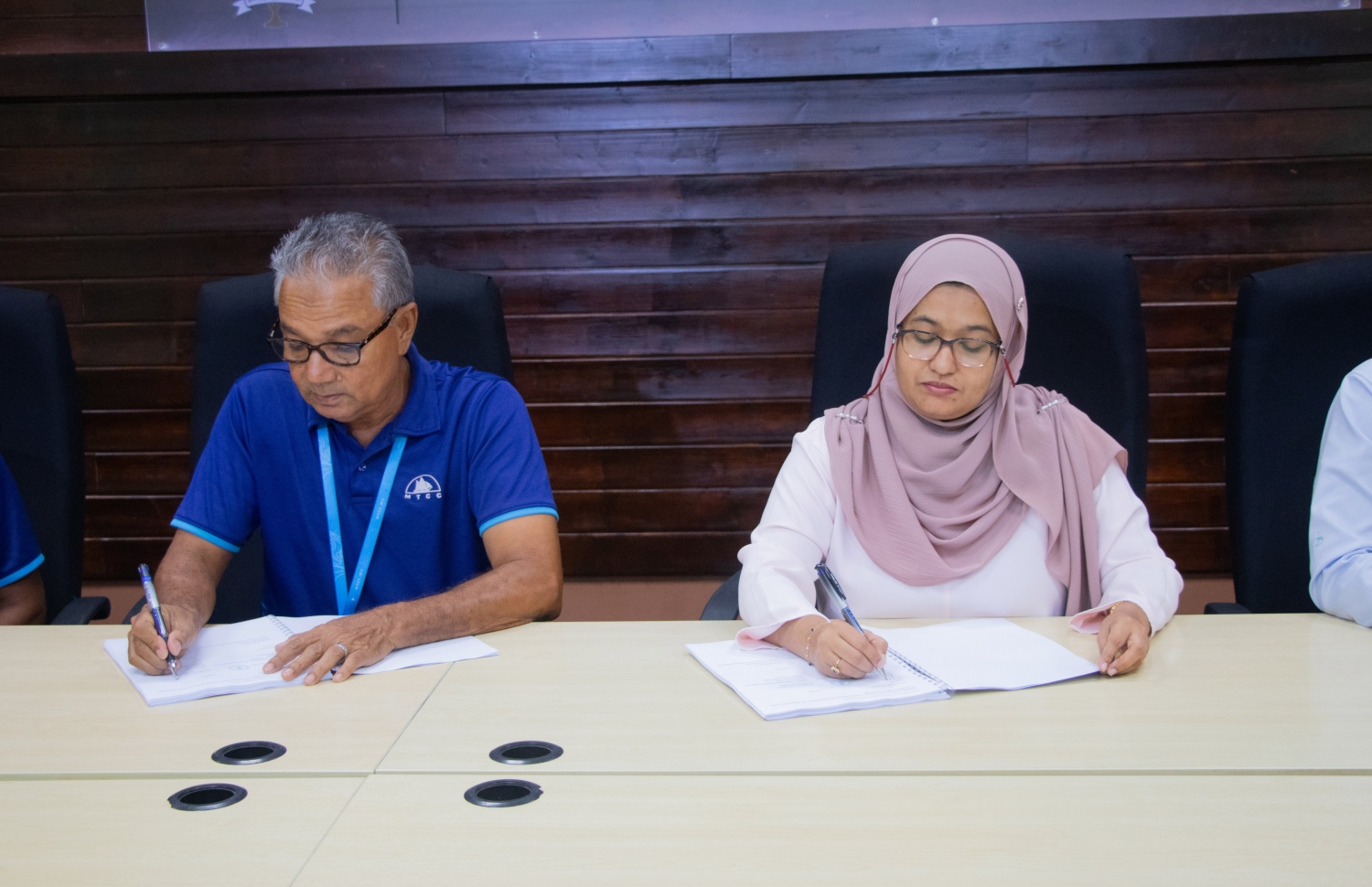 ހއ. އަތޮޅުގައި ހިންގާ މަޝްރޫއުތަކުގެ އެއްބަސްވުމުގައި ސޮއިކުރުން.-- ފޮޓޯ: ޕްލޭނިން މިނިސްޓްރީ