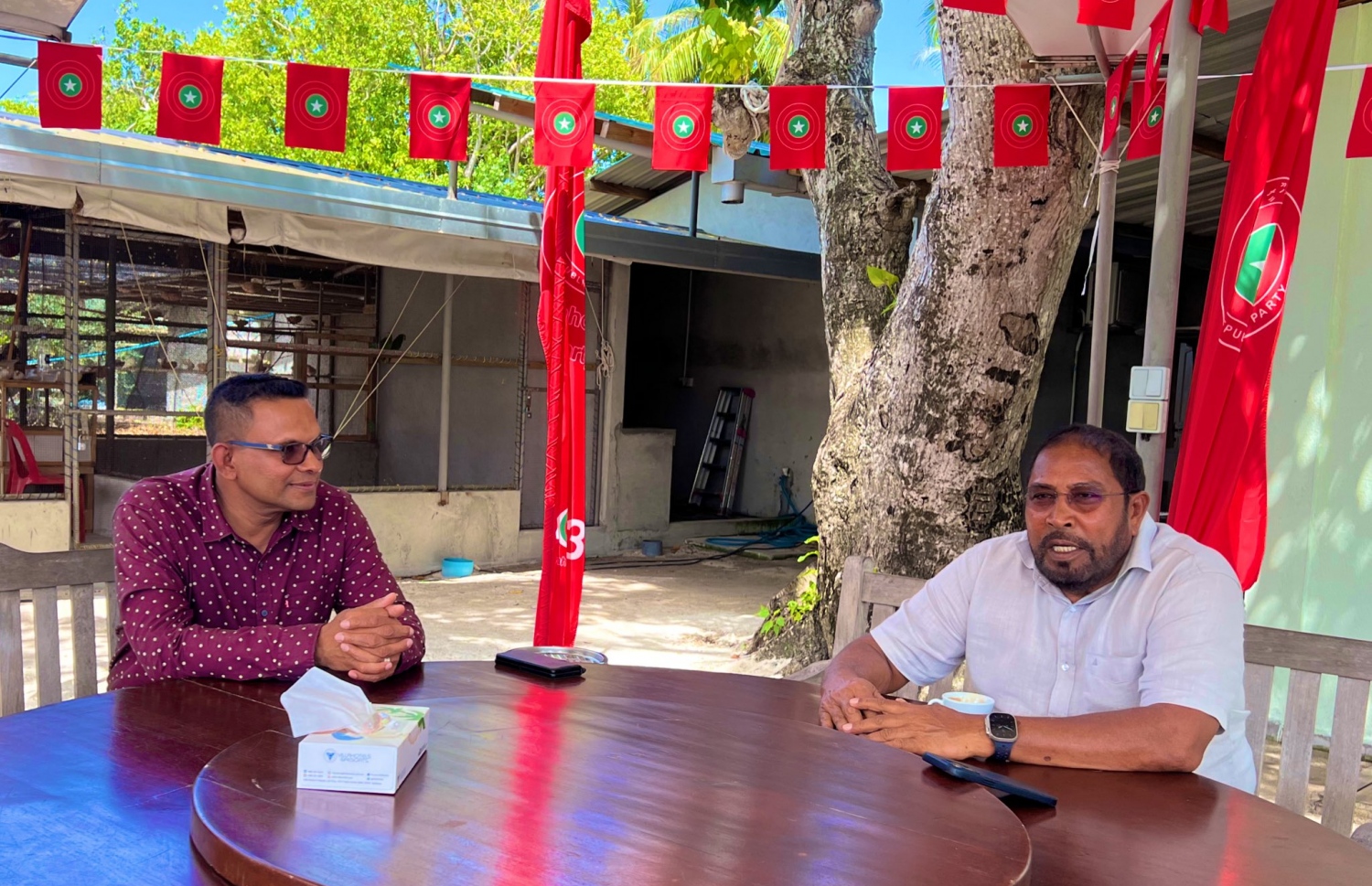 ޖޭޕީގެ ލީޑަރު ގާސިމް އިބްރާހިމްގެ އަރިހުގައި އެމްއެންޕީގެ ރިޔާސީ ކެންޑިޑޭޓް ނާޒިމް - ފޮޓޯ: ޓުވިޓާ