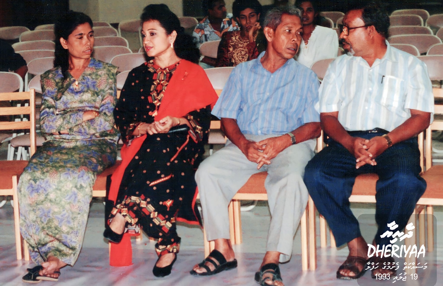 "ދެރިޔާ" އުފެއްދުމުގެ މަސައްކަތް ފެށުމަށް ޖުލައި 19، 1993 ގައި ފިލްމުގެ ކާސްޓް ތައާރަފުކުރުމަށް ސޯޝަލް ސެންޓަރުގައި ބޭއްވި ރަސްމިއްޔާތުގައި އޭރުގެ ތަރިން ބައިވެރިވަނީ.-- ފޮޓޯ: އެޓާނަލް ޕިކްޗާސް