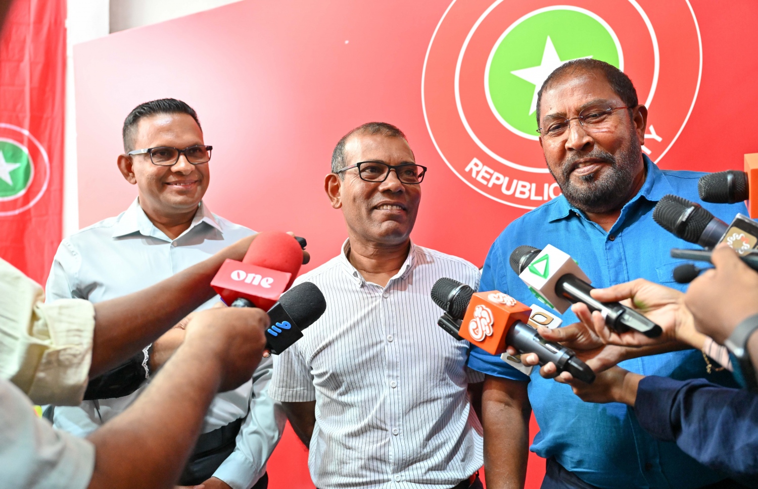 ރިޔާސީ އިންތިހާބުގައި އެކުގައި މަސައްކަތް ކުރުމަށް މީގެ ކުރިން ބޭއްވި މަޝްވަރާތަކަށް ފަހު ރައްޔިތުންގެ މަޖިލީހުގައި ރައީސް މުހައްމަދު ނަޝީދު އާއި ޖޭޕީގެ ލީޑާރު ގާސިމް އިބަރާހިމް އަދި އެމްއެންޕީގެ ލީޑަރު ކާނަލް ނާޒިމް މީޑިއާތަކާ ވާހަކަދައްކަނީ.-- ފޮޓޯ: ނިޝާން އަލީ | މިހާރު