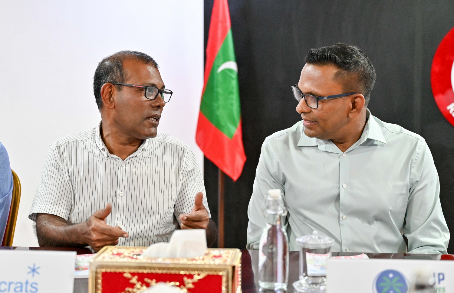 މި އަހަރުގެ ރިޔާސީ އިންތިހާބުގައި އެއް ކެނޑިޑޭޓަކު ނެރެން ޖޭޕީ އާއި ޑިމޮކްރެޓްސް އަދި އެމްއެންޕީން މަޝްވަރާކުރުމަށް ބޭއްވި ބައްދަލުވުމުގައި ޑިމޮކްރެޓްސްގެ މެމްބަރު އަދި ރައްޔިތުންގެ މަޖިލީހުގައި ރައީސް މުހައްމަދު ނަޝީދު އާއި އެމްއެންޕީގެ ރައީސް މުހައްމަދު ނާޒިމް ވާހަކަދައްކަވަނީ.-- ފޮޓޯ: ނިޝާން އަލީ | މިހާރު