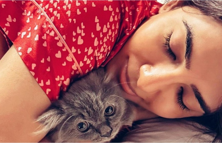 ސަމަންތާ ބުޅަލެއް އެޑަޕްޓުކޮށްފި