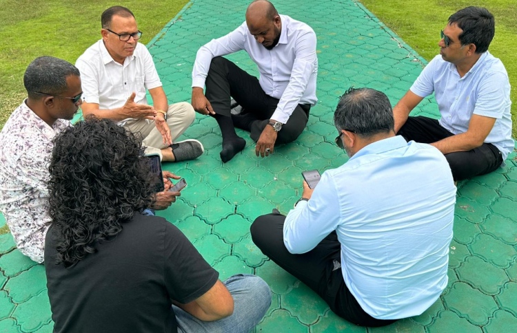 އިދިކޮޅުގެ އިސްބޭފުޅުން ފުލުހަށް ހާޒިރުވާން އަންގައިފި