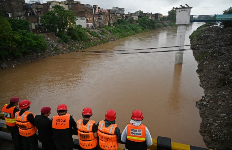 ފެންބޮޑުވެ އަފްޣާނާއި ޕާކިސްތާނުން 45 މަރު